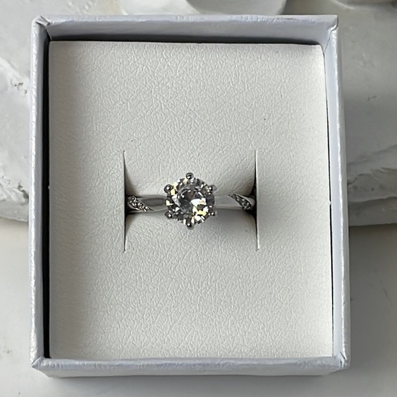 Solitaire Large Size Crystal & Small Crystals On Sides set in Sterling - Picture 7 of 16